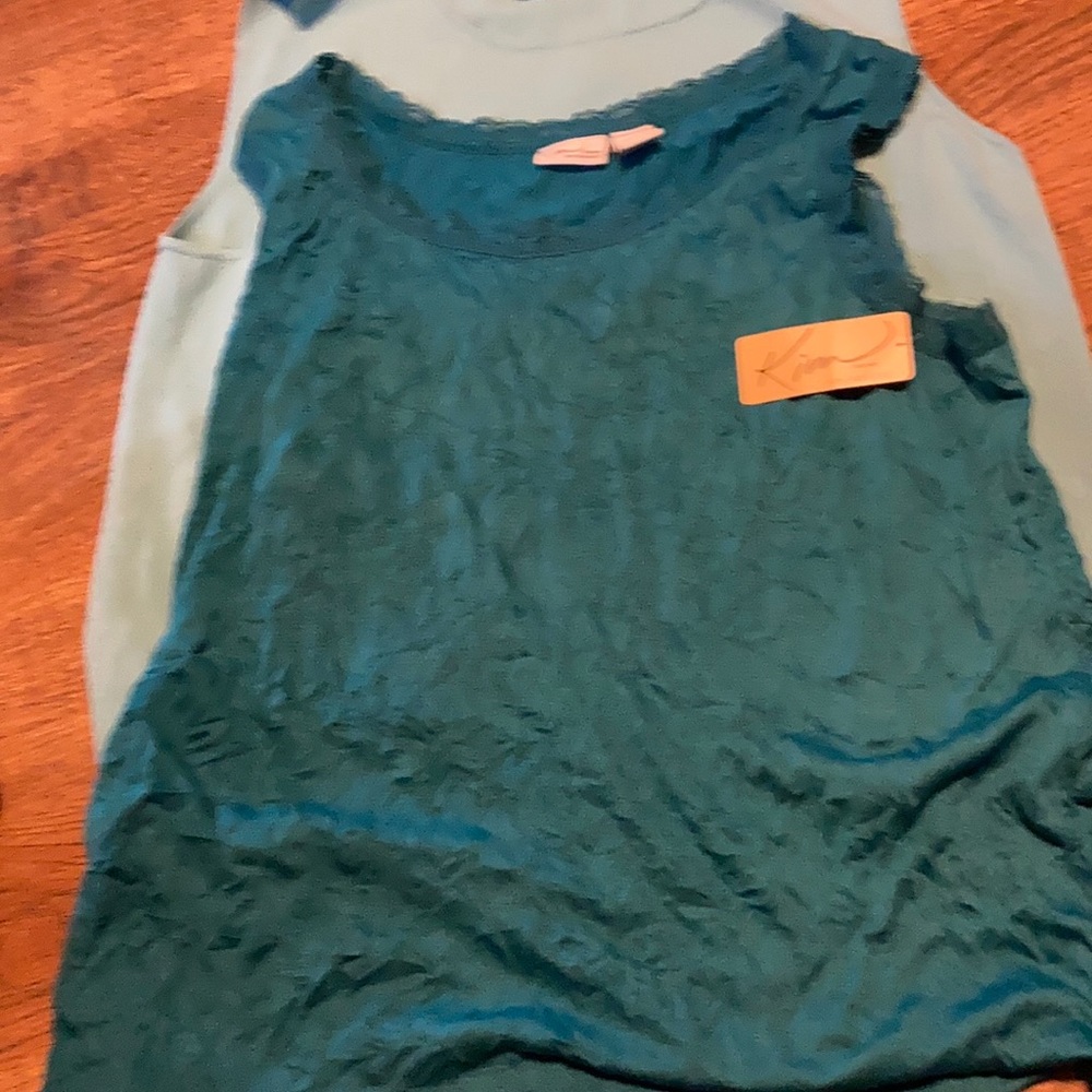 2 great sleeves tops 1 NWTO